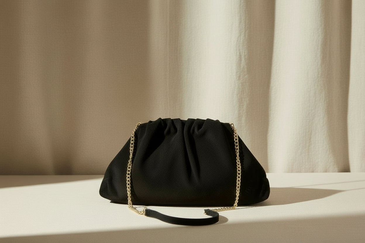 Pochette Corso Como – Maxi clutch (Nera) in suede dal fascino contemporaneo