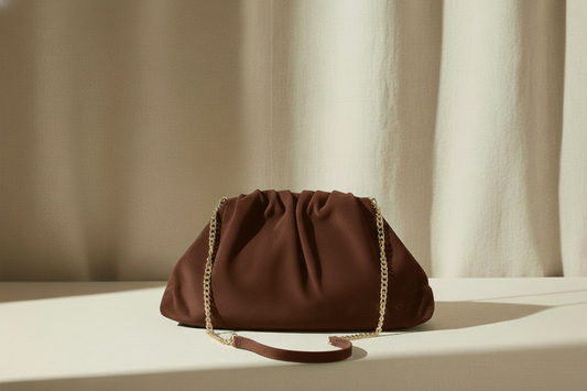 Pochette Corso Como – Maxi clutch (Marrone) in suede dal fascino contemporaneo